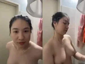 Gái vú đẹp, vừa call với bồ vừa tắm